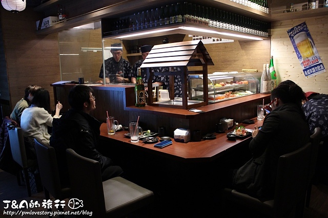 【捷運公館】狗一下 居食酒屋–巨大明蝦毛毛蟲壽司，一上桌就令人眼睛一亮XD