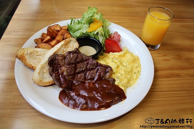 【捷運西湖】費尼餐廳 Fanier Burger–肋眼牛排早午餐、大馬咖哩海鮮義大利麵各有特色!