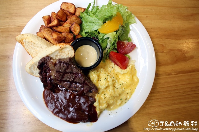 【捷運西湖】費尼餐廳 Fanier Burger–肋眼牛排早午餐、大馬咖哩海鮮義大利麵各有特色!