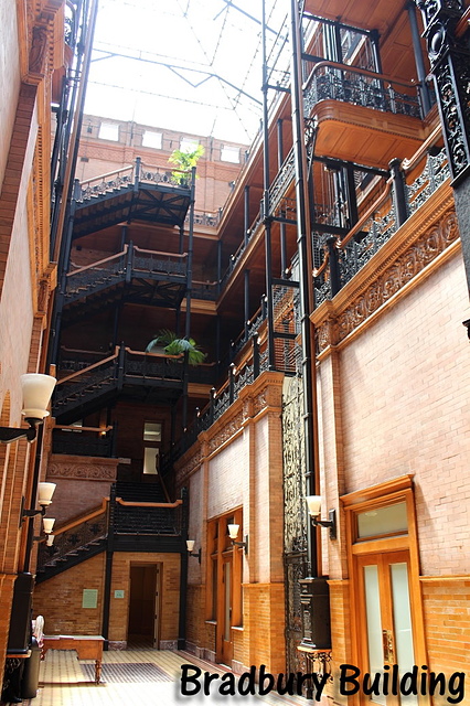 【美國西岸♥洛杉磯】Bradbury Building–電影拍攝場景，著名懸疑階梯、洛杉磯市區古老的地標建築~