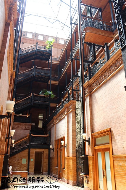 【美國西岸♥洛杉磯】Bradbury Building–電影拍攝場景，著名懸疑階梯、洛杉磯市區古老的地標建築~