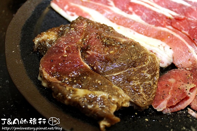 【捷運西門】三朵花炭火燒肉‧鍋物–壽星免費。生食生蠔吃到飽，燒肉海鮮、韓式料理、火鍋 吃到飽，也可以選擇單點唷!