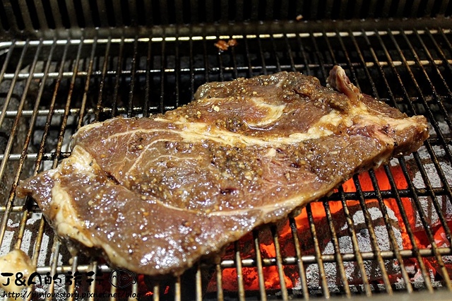 【捷運西門】三朵花炭火燒肉‧鍋物–壽星免費。生食生蠔吃到飽，燒肉海鮮、韓式料理、火鍋 吃到飽，也可以選擇單點唷!