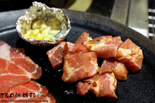 【捷運西門】三朵花炭火燒肉‧鍋物–壽星免費。生食生蠔吃到飽，燒肉海鮮、韓式料理、火鍋 吃到飽，也可以選擇單點唷!