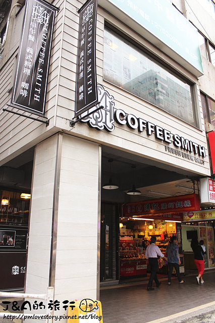 【捷運南京東路】Coffee Smith 復北店–干貝明太子寬麵好濃郁、菲力牛排外酥內嫩又多汁!還有早午餐可以選擇~