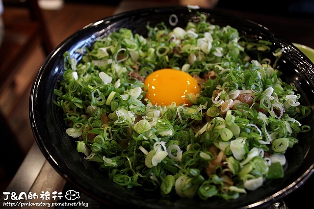 【台北車站】新丼–丼飯與蔥花、起司、泡菜、九層塔蹦出新的滋味! 非凡大探索蔥丼/非凡大探索平價丼飯/非凡大探索起司丼飯