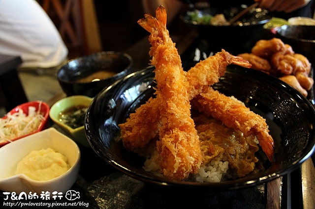 【台北車站】新丼–丼飯與蔥花、起司、泡菜、九層塔蹦出新的滋味! 非凡大探索蔥丼/非凡大探索平價丼飯/非凡大探索起司丼飯