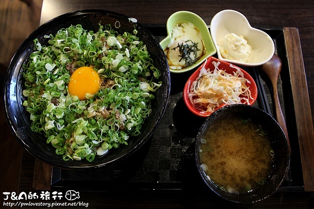 【台北車站】新丼–丼飯與蔥花、起司、泡菜、九層塔蹦出新的滋味! 非凡大探索蔥丼/非凡大探索平價丼飯/非凡大探索起司丼飯