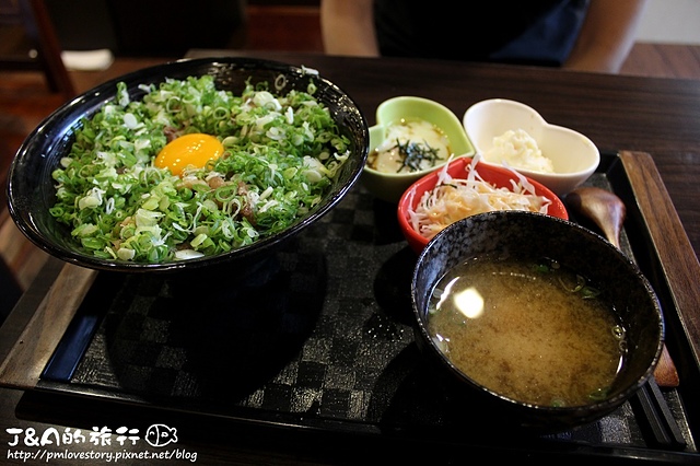 【台北車站】新丼–丼飯與蔥花、起司、泡菜、九層塔蹦出新的滋味! 非凡大探索蔥丼/非凡大探索平價丼飯/非凡大探索起司丼飯