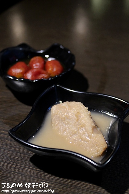 蒙古紅蒙古火鍋–近百種食材任你吃!超大片的牛背肩肉吃起來很過癮唷~