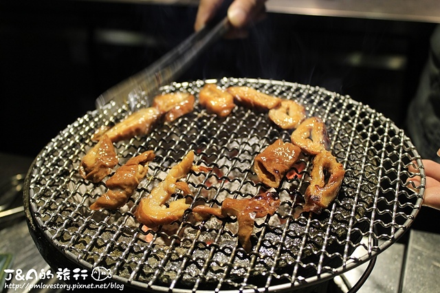 【捷運忠孝敦化】炭火燒肉無敵 Muteki–專人服務，牛舌Q嫩、牛肋條酥又有嚼勁，中秋節烤肉推薦!