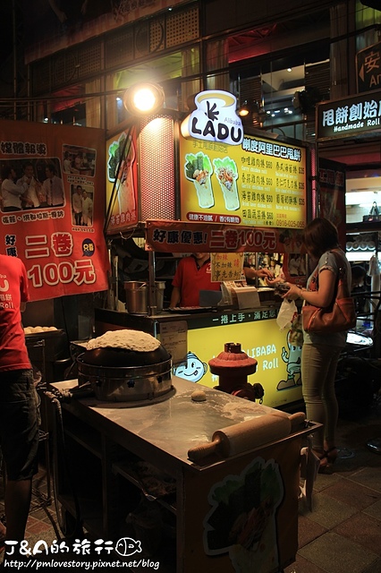 【捷運劍潭】Ladu巴巴手工甩餅–濃郁咖哩、Q彈餅皮，士林夜市平價美食小吃~