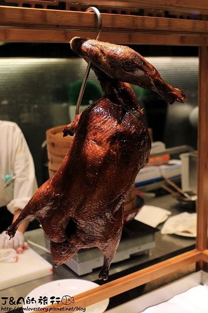 【台北/內湖】饗食天堂 內湖店–各式異國料裡吃到飽，生魚片、握壽司、櫻桃鴨、現切牛肉。