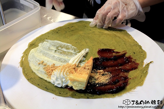 【捷運劍潭】樂芙軟式可麗餅 Luv in Crepes–可麗餅包蛋糕?鹹口味包大塊牛肉、花生醬和蔬菜，一口咬下好滿足~