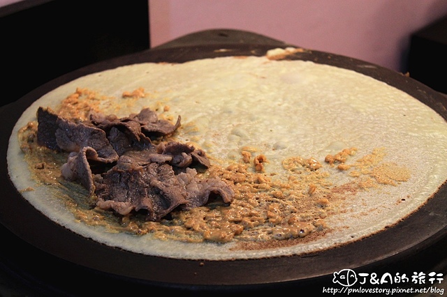 【捷運劍潭】樂芙軟式可麗餅 Luv in Crepes–可麗餅包蛋糕?鹹口味包大塊牛肉、花生醬和蔬菜，一口咬下好滿足~