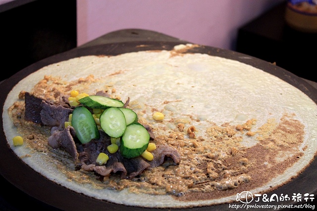 【捷運劍潭】樂芙軟式可麗餅 Luv in Crepes–可麗餅包蛋糕?鹹口味包大塊牛肉、花生醬和蔬菜，一口咬下好滿足~