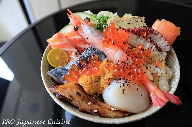 【捷運小巨蛋】IRO 新日式料理–多達10種食材的老闆丼好豐盛，客製丼飯選擇多樣，生熟食材都有唷。IRO Japanese Cuisine