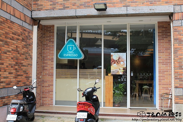 【捷運新北投】Triple E Cafe 三宜咖啡館–酥實鬆餅搭Q軟麻糬與濃郁巧克力冰淇淋!