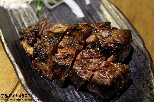 【捷運中山國中】老貳樓小料理居酒屋(老貳樓 龍江店)–厚切生牛肉、新鮮生魚片 道道精緻美味!