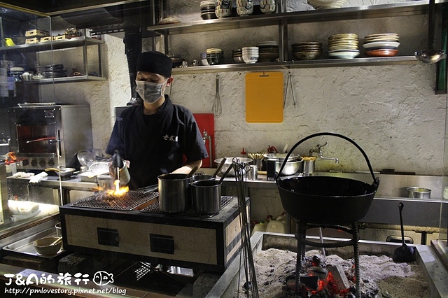 【捷運中山國中】老貳樓小料理居酒屋(老貳樓 龍江店)–厚切生牛肉、新鮮生魚片 道道精緻美味!