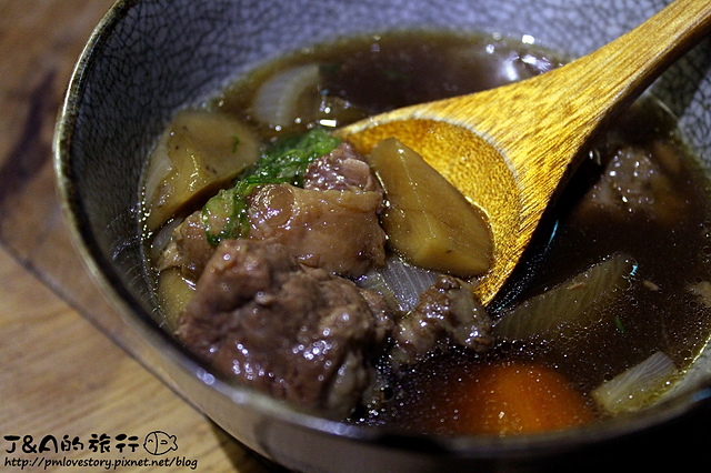 【捷運中山國中】老貳樓小料理居酒屋(老貳樓 龍江店)–厚切生牛肉、新鮮生魚片 道道精緻美味!