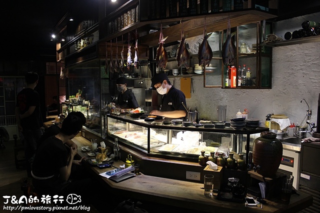 【捷運中山國中】老貳樓小料理居酒屋(老貳樓 龍江店)–厚切生牛肉、新鮮生魚片 道道精緻美味!