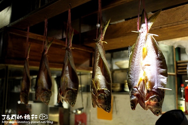 【捷運中山國中】老貳樓小料理居酒屋(老貳樓 龍江店)–厚切生牛肉、新鮮生魚片 道道精緻美味!