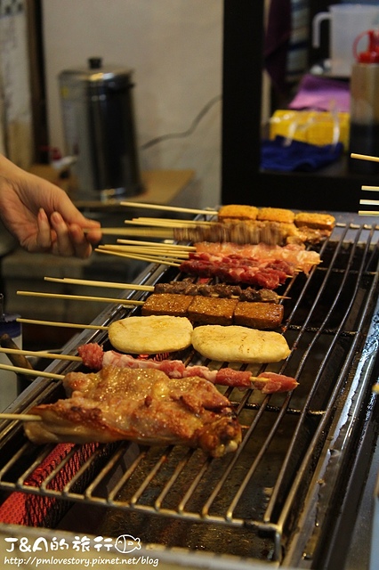 【捷運台電大樓】大漢草原新疆羊肉串(師大店)–平價肉串只要15元唷!師大夜市排隊小吃、排隊美食