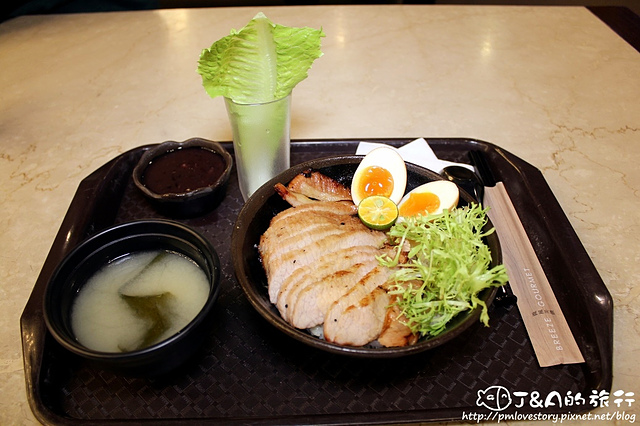 【捷運忠孝復興】開丼 燒肉VS丼飯–滿滿骰子牛和松阪豬的丼飯，吃得好過癮! 微風廣場美食街