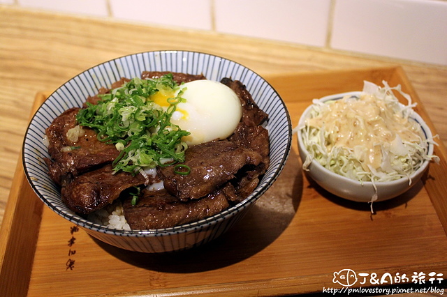 【捷運六張犁】滿燒肉丼食堂–牛排丼搭配半熟溫泉蛋好誘人!