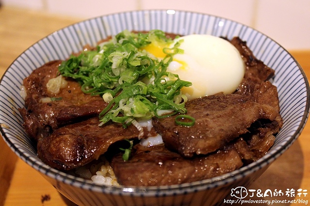 【捷運六張犁】滿燒肉丼食堂–牛排丼搭配半熟溫泉蛋好誘人!