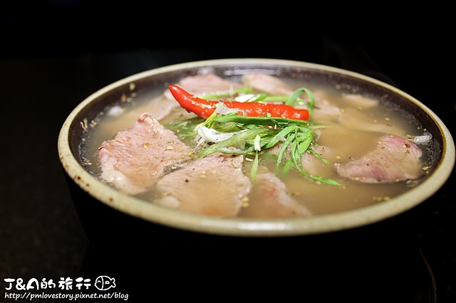 【捷運六張犁】炙酒宅–生牛肉泡飯還不錯，寵物友善餐廳。