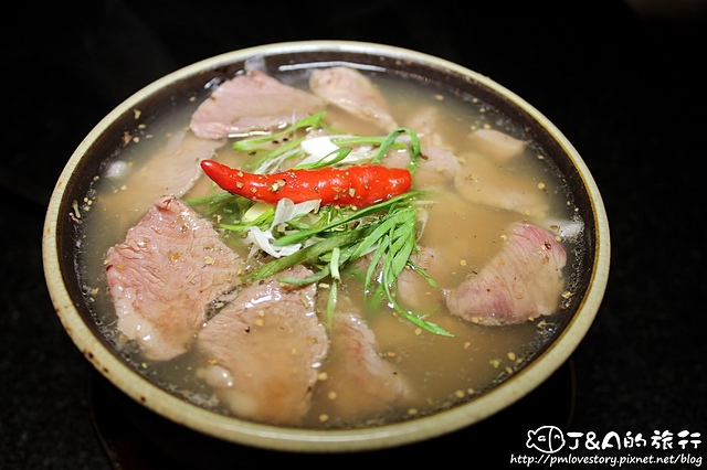 【捷運六張犁】炙酒宅–生牛肉泡飯還不錯，寵物友善餐廳。