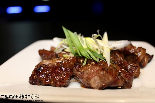 【捷運六張犁】炙酒宅–生牛肉泡飯還不錯，寵物友善餐廳。