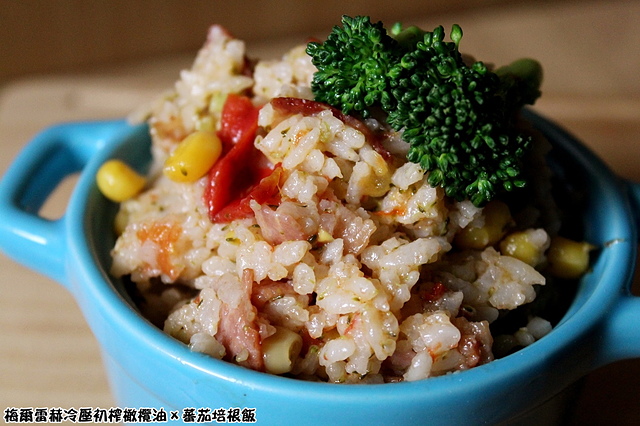 【食譜】整顆蕃茄培根玉米飯–一鍋到底的懶人料理。梅爾雷赫冷壓初榨橄欖油。