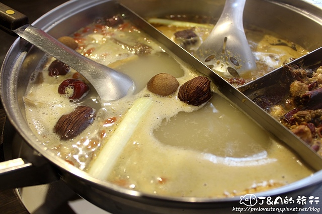 【捷運國父紀念館】蒙古紅蒙古火鍋–百種食材吃到飽，海鮮.安格斯牛肉.明治冰淇淋.紐芝蘭樂活冰淇淋都是吃到飽唷~母親節聚餐餐廳