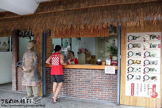 【捷運芝山】臥龍崗風味包子饅頭專賣店–包了整塊排骨的哈爾濱排骨包.黃金地瓜包也很香甜唷! 臥龍崗天然酵素包子饅頭