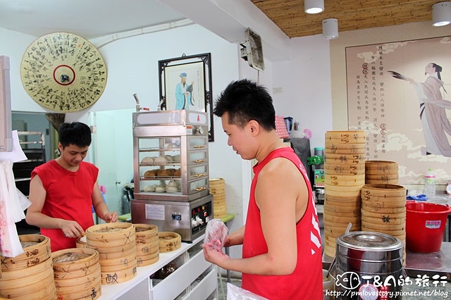 【捷運芝山】臥龍崗風味包子饅頭專賣店–包了整塊排骨的哈爾濱排骨包.黃金地瓜包也很香甜唷! 臥龍崗天然酵素包子饅頭