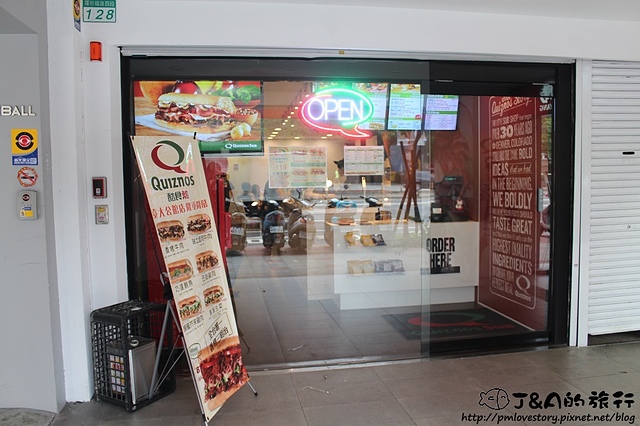 【捷運公館】Quiznos Sub–香烤牛肉起司濃郁搭配上酥軟帕瑪森麵包~ 台大美食 公館美食 美國潛艇堡