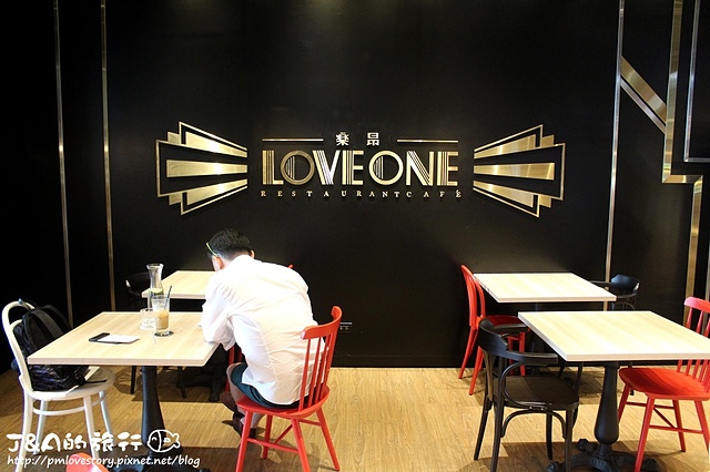 【捷運市政府站】樂昂咖啡 Love One (信義誠品店)–麻油雞燉飯.紹興虱目魚燉飯好特別!蜜糖領結.可頌圈也不錯唷~ 信義區美食餐廳