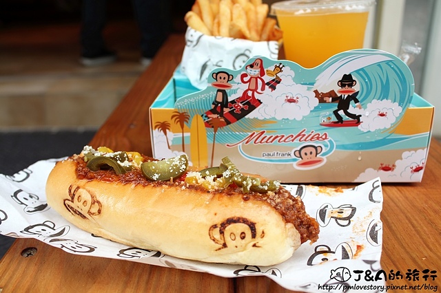 【捷運忠孝敦化】Paul Frank Munchies Hot Dog (Paul Frank Hot Dog)–超可愛大嘴猴熱狗堡~脆彈多汁熱狗&鹹香辣肉醬! Paul Frank Cafe 東區外帶美食