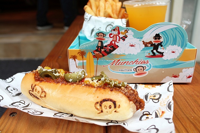 【捷運忠孝敦化】Paul Frank Munchies Hot Dog (Paul Frank Hot Dog)–超可愛大嘴猴熱狗堡~脆彈多汁熱狗&鹹香辣肉醬! Paul Frank Cafe 東區外帶美食