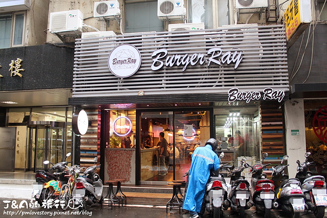 【捷運國父紀念館】Burger Ray 個性漢堡–只要145元漢堡蔬菜醬料任你加!還有超邪惡心臟病堡，牛肉都可以選擇熟度唷! 非凡大探索心臟病堡/非凡大探索客製化漢堡/捷運忠孝敦化。東區自助漢堡