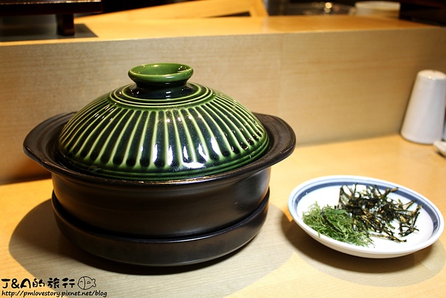 【捷運芝山】鳥哲燒物專門店–鮮美雞肉刺身,吸飽雞湯的米飯鮮香濕潤。 雞肉刺身。生雞肉