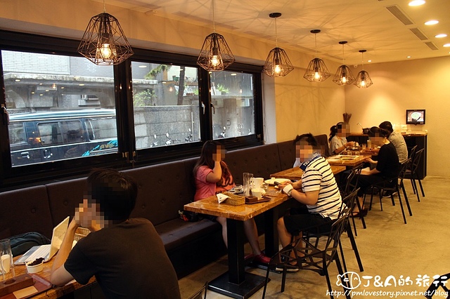 【捷運台電大樓】路燈咖啡 Light Cafe (師大店)–肉食族最愛!濃郁費城牛肉可頌吃完好過癮~路燈咖啡師大店