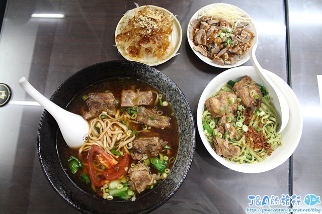 【捷運板橋】祥發養生蔬菜排骨麵(板橋大遠百旁)–排骨燉煮的好軟嫩~紅燒湯清爽不膩很耐喝唷! 板橋美食/板橋小吃/祥發蔬菜排骨麵