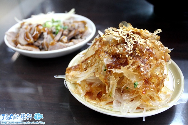 【捷運板橋】祥發養生蔬菜排骨麵(板橋大遠百旁)–排骨燉煮的好軟嫩~紅燒湯清爽不膩很耐喝唷! 板橋美食/板橋小吃/祥發蔬菜排骨麵