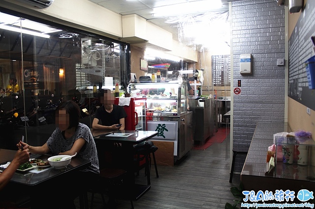 【捷運板橋】祥發養生蔬菜排骨麵(板橋大遠百旁)–排骨燉煮的好軟嫩~紅燒湯清爽不膩很耐喝唷! 板橋美食/板橋小吃/祥發蔬菜排骨麵