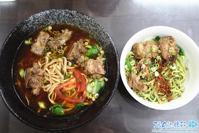 【捷運板橋】祥發養生蔬菜排骨麵(板橋大遠百旁)–排骨燉煮的好軟嫩~紅燒湯清爽不膩很耐喝唷! 板橋美食/板橋小吃/祥發蔬菜排骨麵