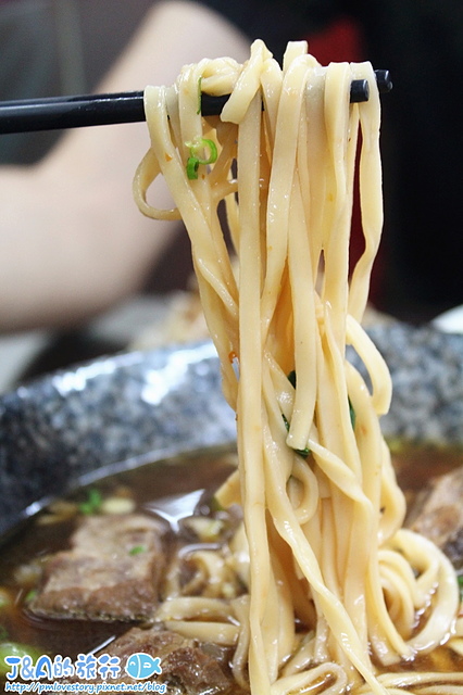 【捷運板橋】祥發養生蔬菜排骨麵(板橋大遠百旁)–排骨燉煮的好軟嫩~紅燒湯清爽不膩很耐喝唷! 板橋美食/板橋小吃/祥發蔬菜排骨麵